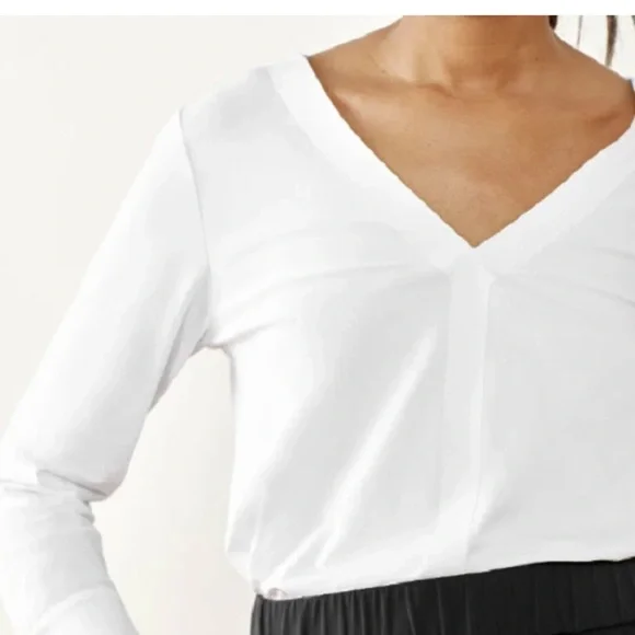 ADAY Something Tailored Small Classic White V-Neck top  Capsule Wardrobe - Picture 4 of 16